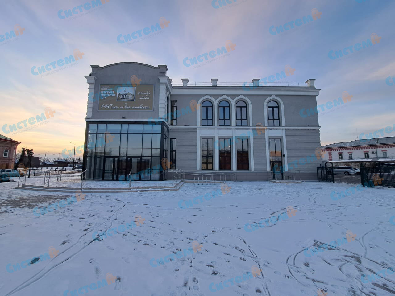 Фасадное обрамление для здания театра